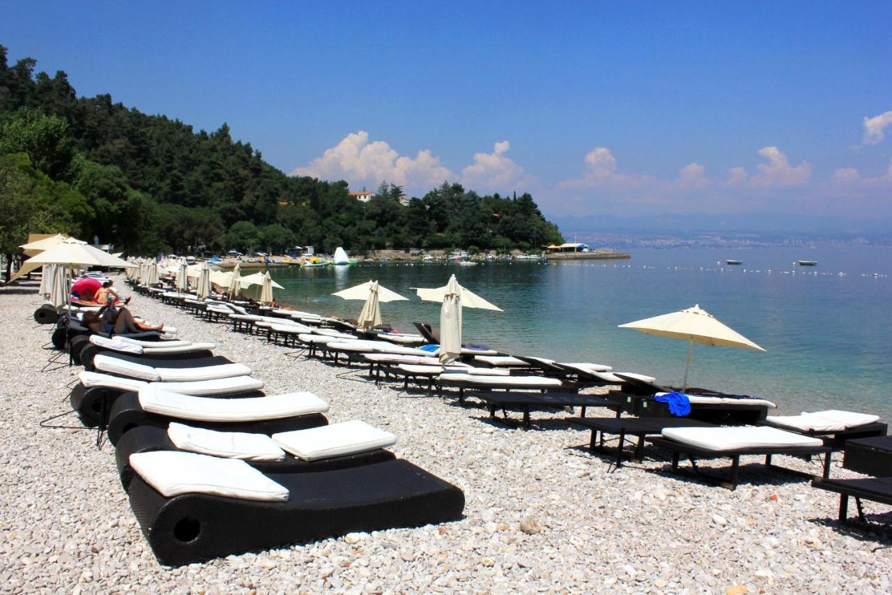 Apartments By The Sea Medveja, Opatija - 7720 Ловран Экстерьер фото