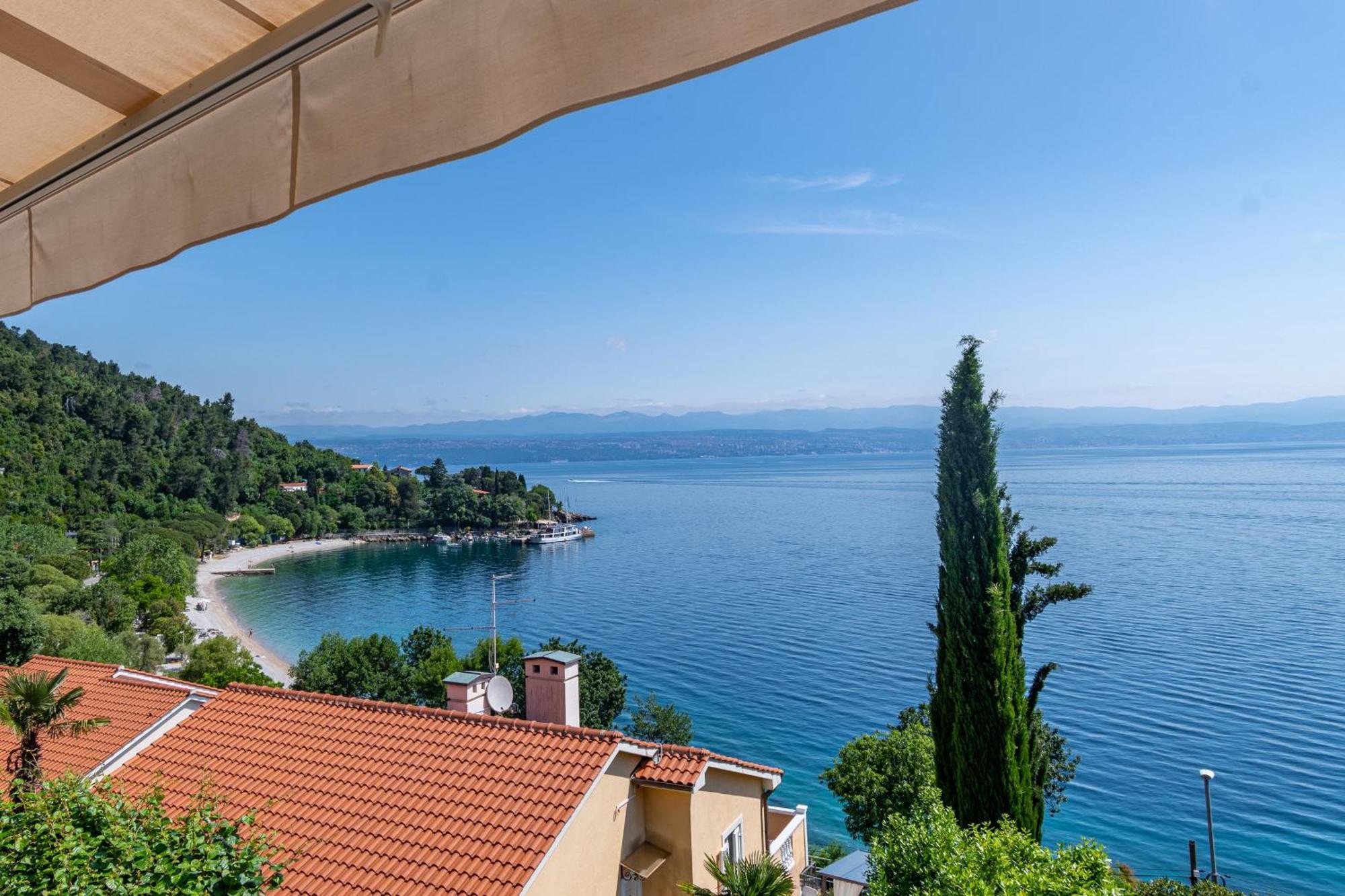 Apartments By The Sea Medveja, Opatija - 7720 Ловран Экстерьер фото