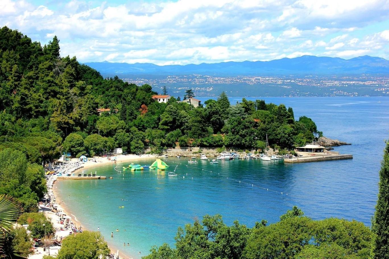 Apartments By The Sea Medveja, Opatija - 7720 Ловран Экстерьер фото