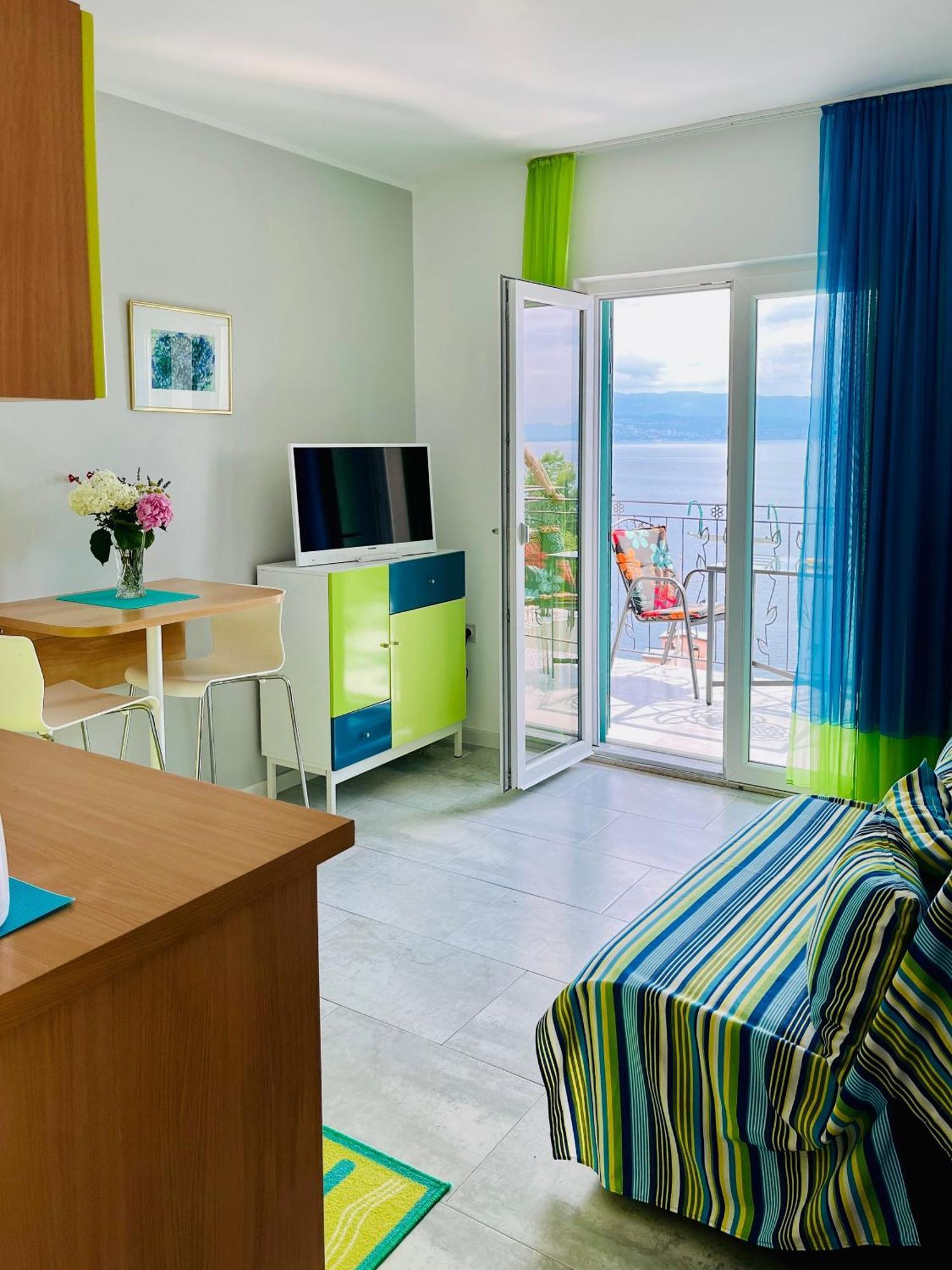Apartments By The Sea Medveja, Opatija - 7720 Ловран Экстерьер фото